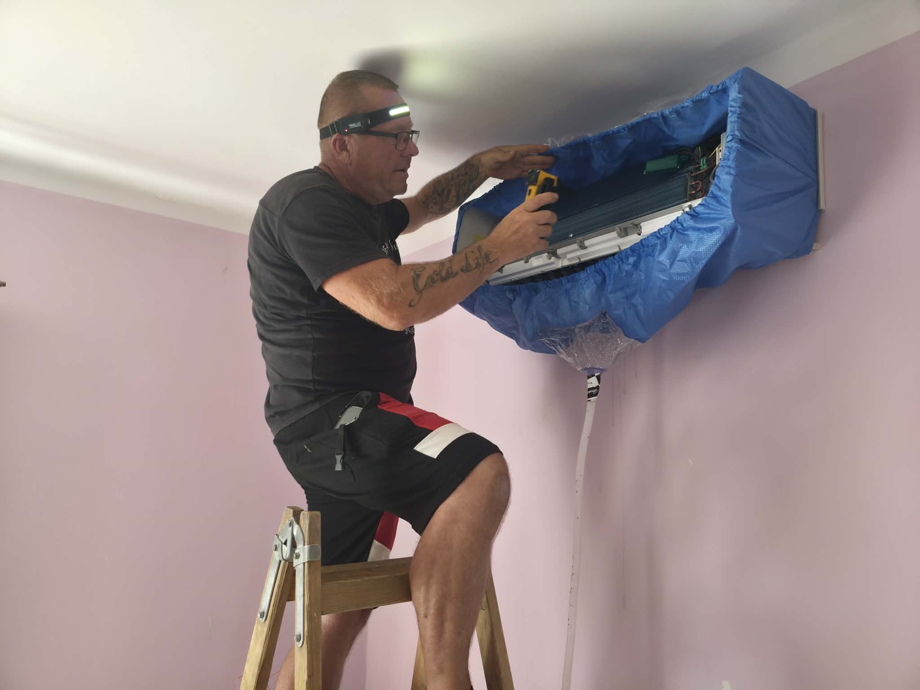 Beltéri klíma tisztítása, a lefolyó vizet védőzsák fogja fel