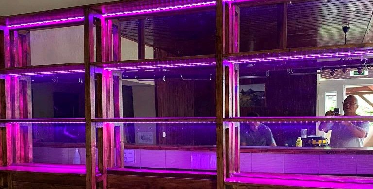 Polcrendszerbe épített LED-szalagos hangulatvilágítás
